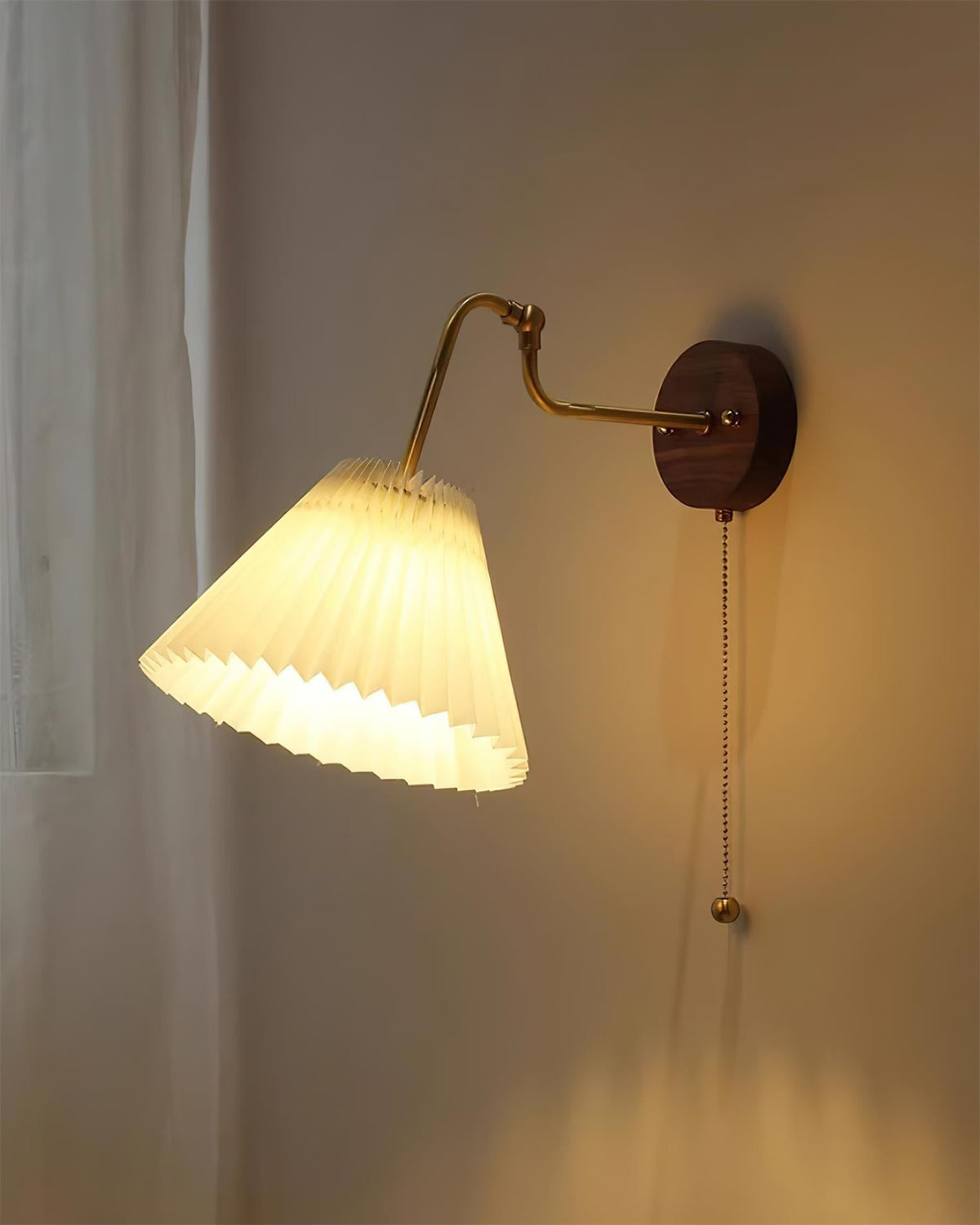 Vintage Messing & Walnuss-Wandleuchte mit gefalteten Stoffschirm