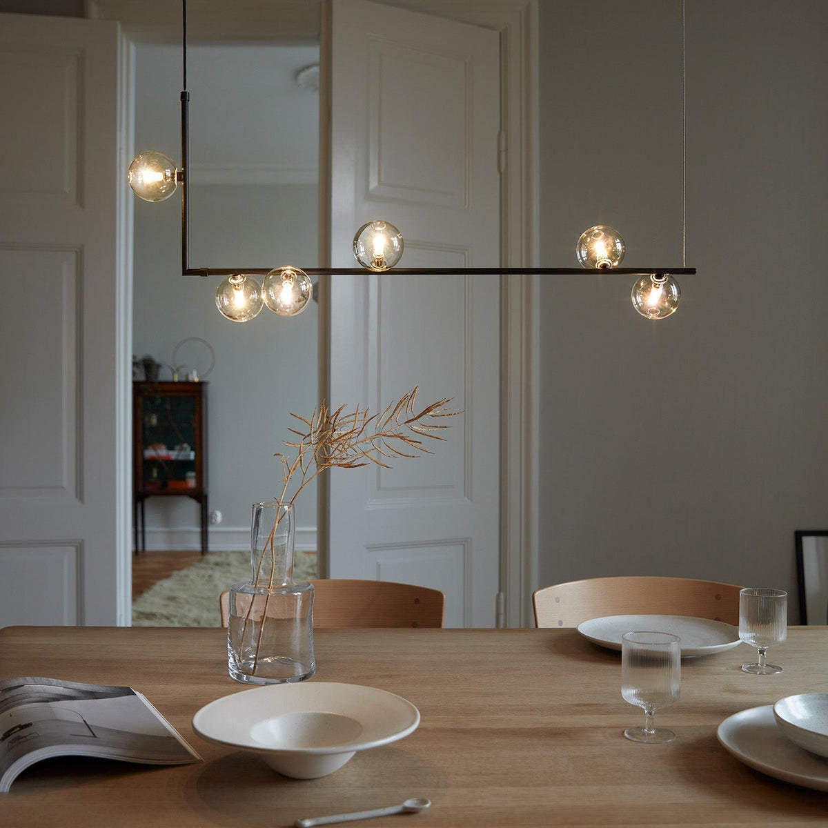 Moss Kronleuchter aus Glas mit schwarzem Stahl in linearer Form