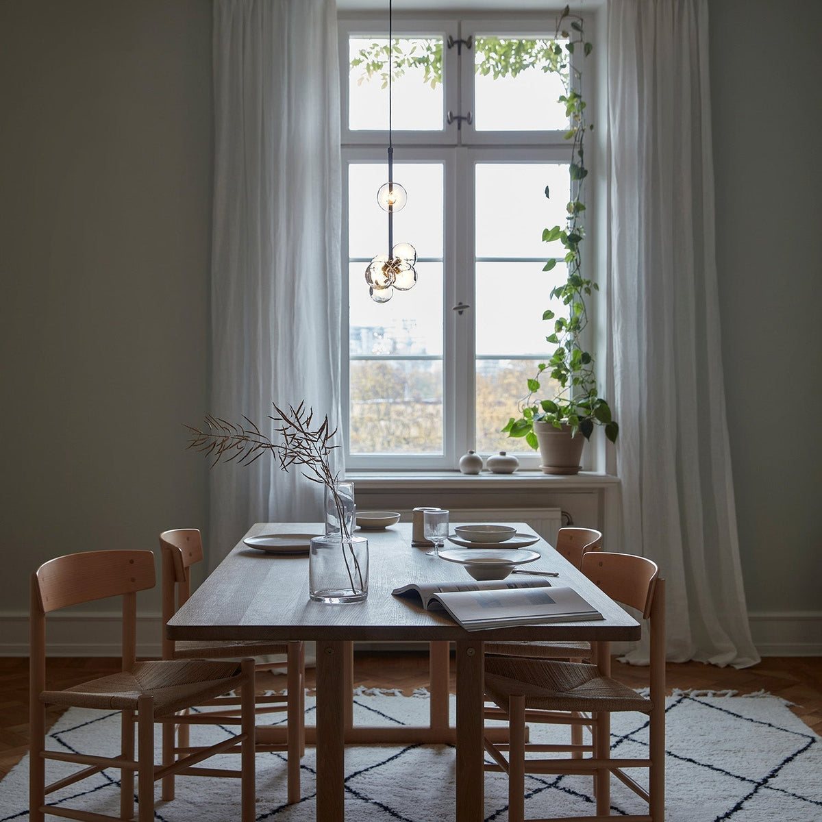 Moss Kronleuchter aus Glas mit schwarzem Stahl in linearer Form