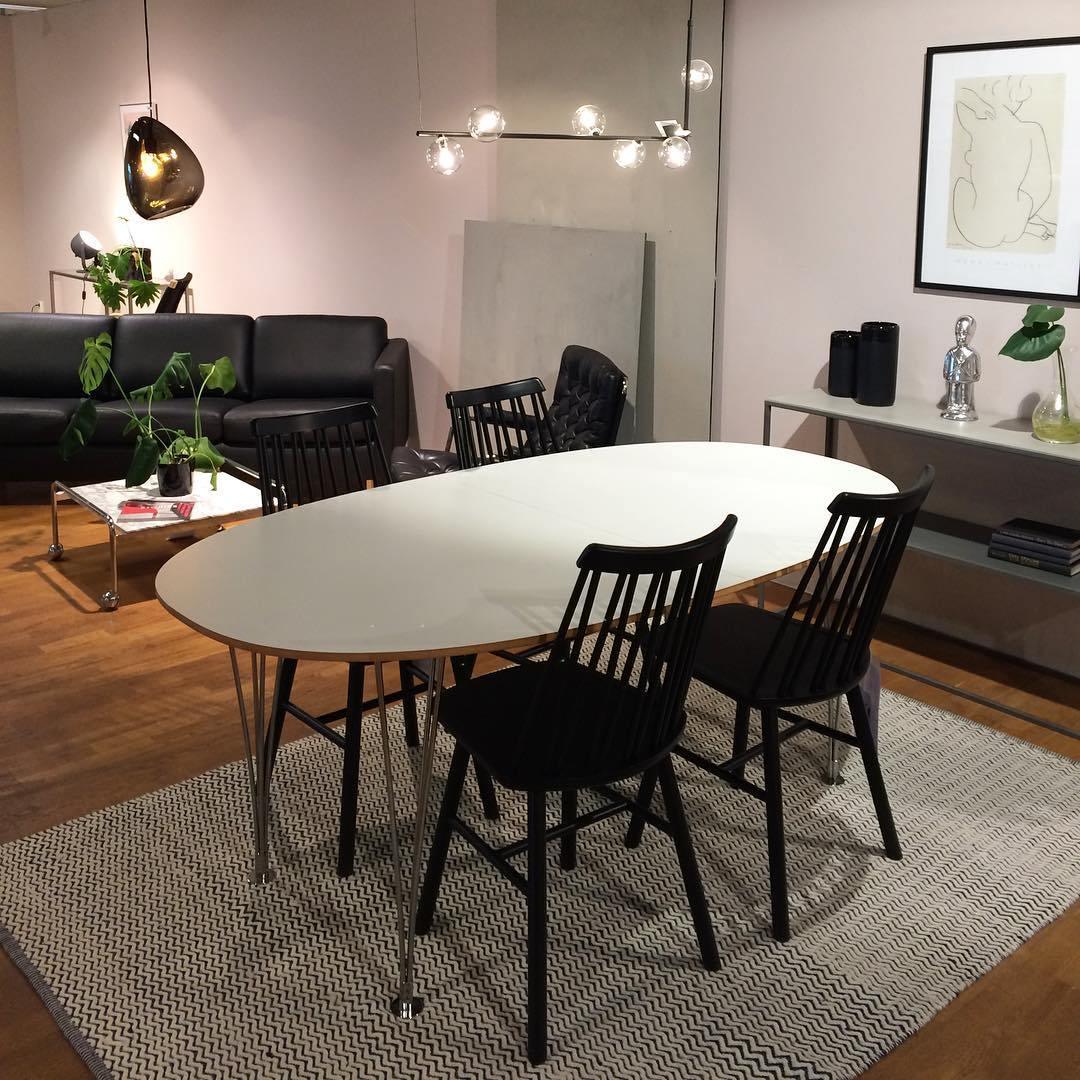 Moss Kronleuchter aus Glas mit schwarzem Stahl in linearer Form