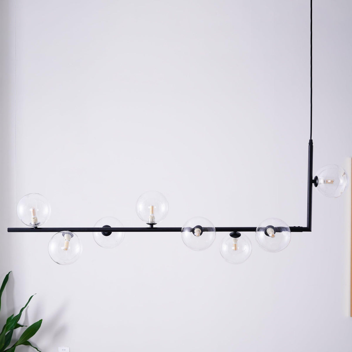 Moss Kronleuchter aus Glas mit schwarzem Stahl in linearer Form