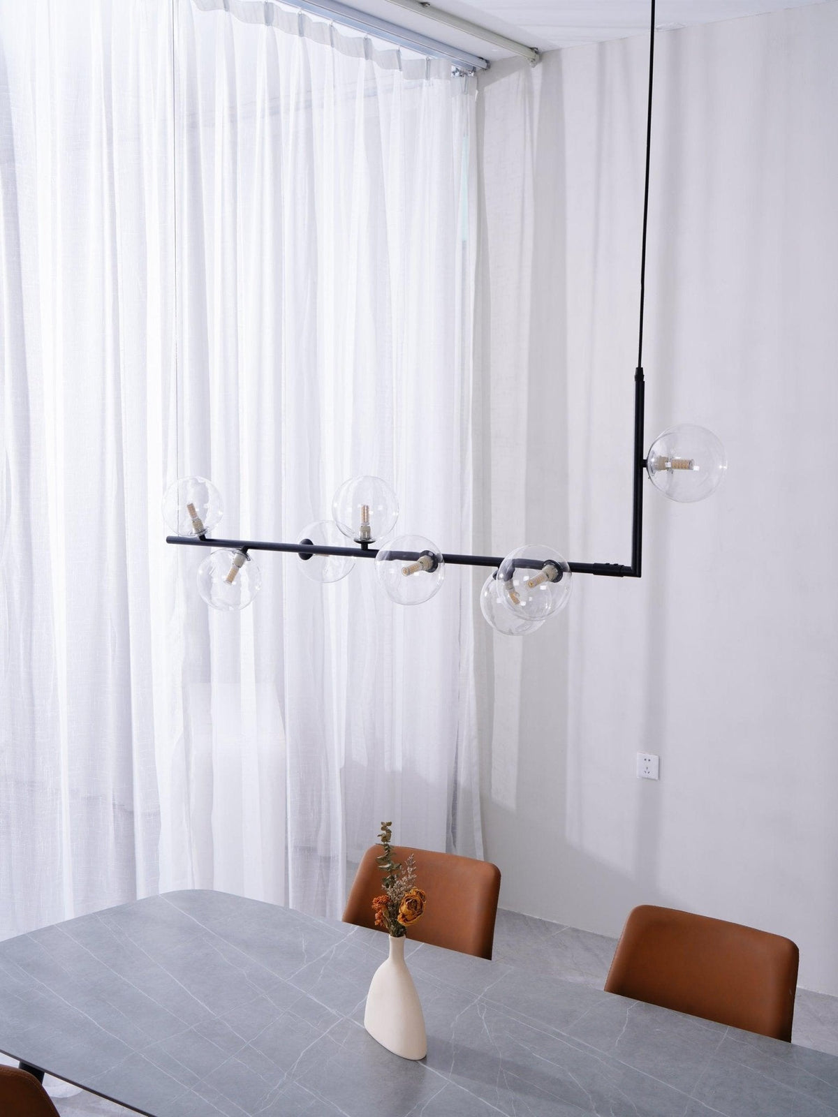 Moss Kronleuchter aus Glas mit schwarzem Stahl in linearer Form