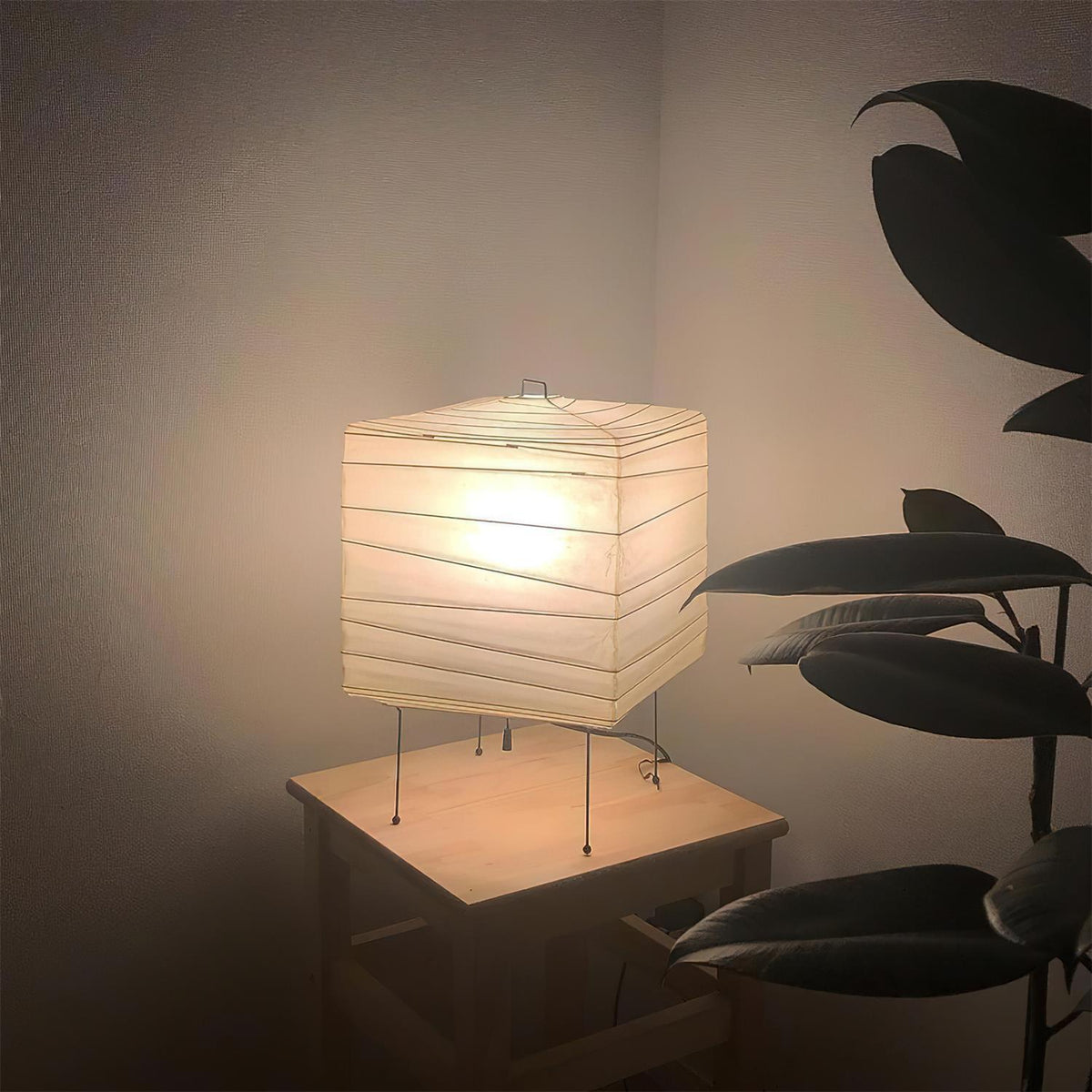 Tavina Tischlampe aus Bambussilk mit mehrschichtigem Kubus in organischem Stil für das Schlafzimmer | Cielum