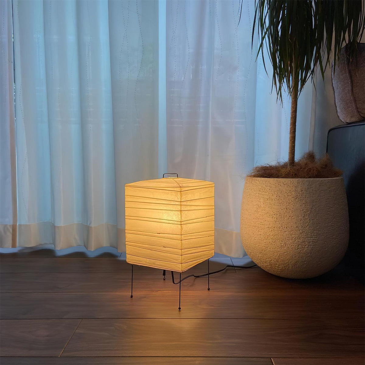Tavina Tischlampe aus Bambussilk mit mehrschichtigem Kubus in organischem Stil für das Schlafzimmer | Cielum
