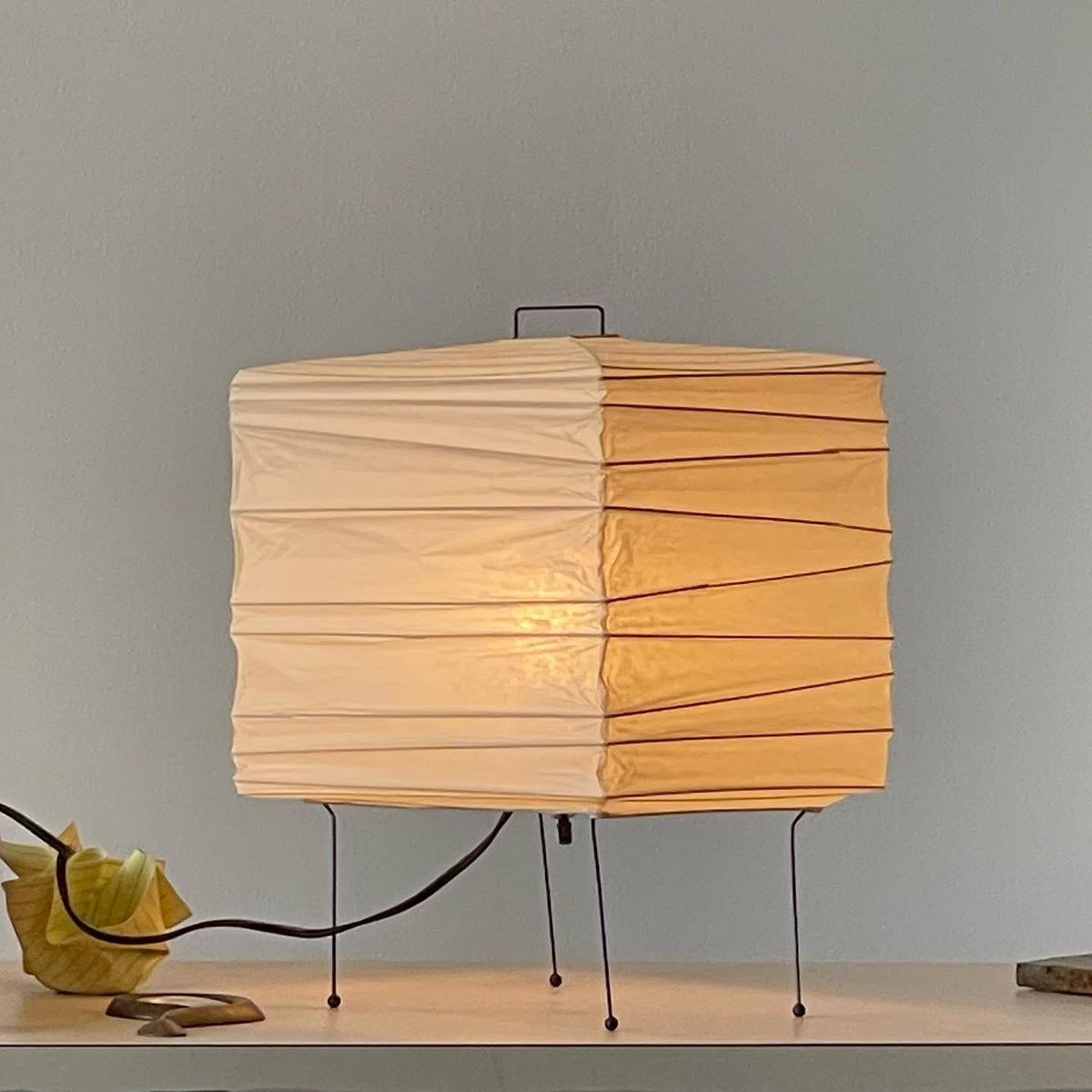 Tavina Tischlampe aus Bambussilk mit mehrschichtigem Kubus in organischem Stil für das Schlafzimmer | Cielum