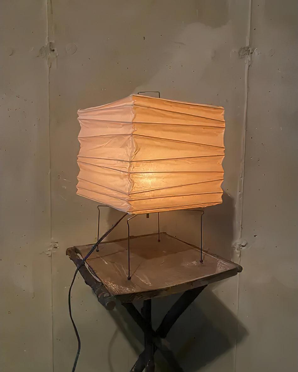 Tavina Tischlampe aus Bambussilk mit mehrschichtigem Kubus in organischem Stil für das Schlafzimmer | Cielum