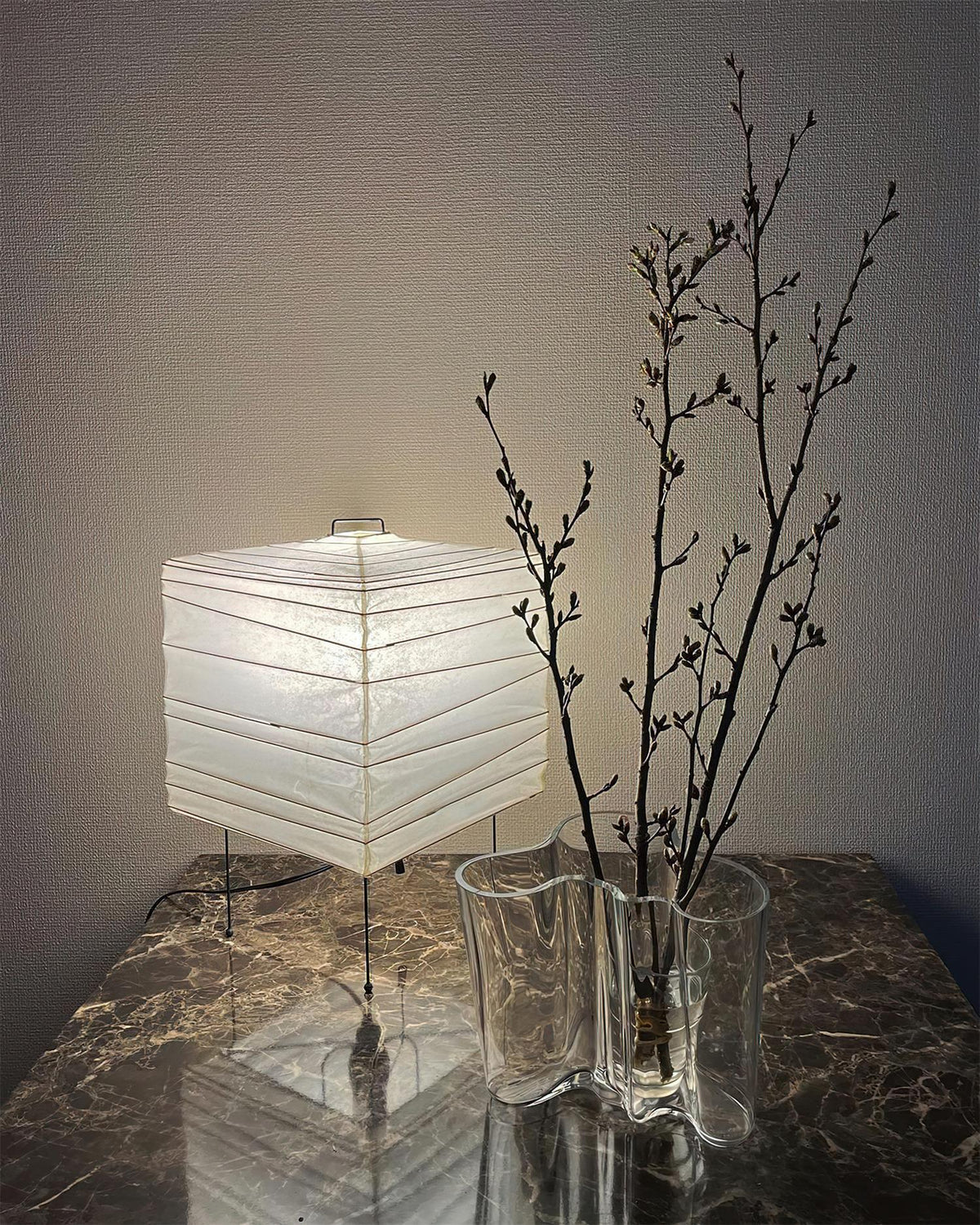 Tavina Tischlampe aus Bambussilk mit mehrschichtigem Kubus in organischem Stil für das Schlafzimmer | Cielum