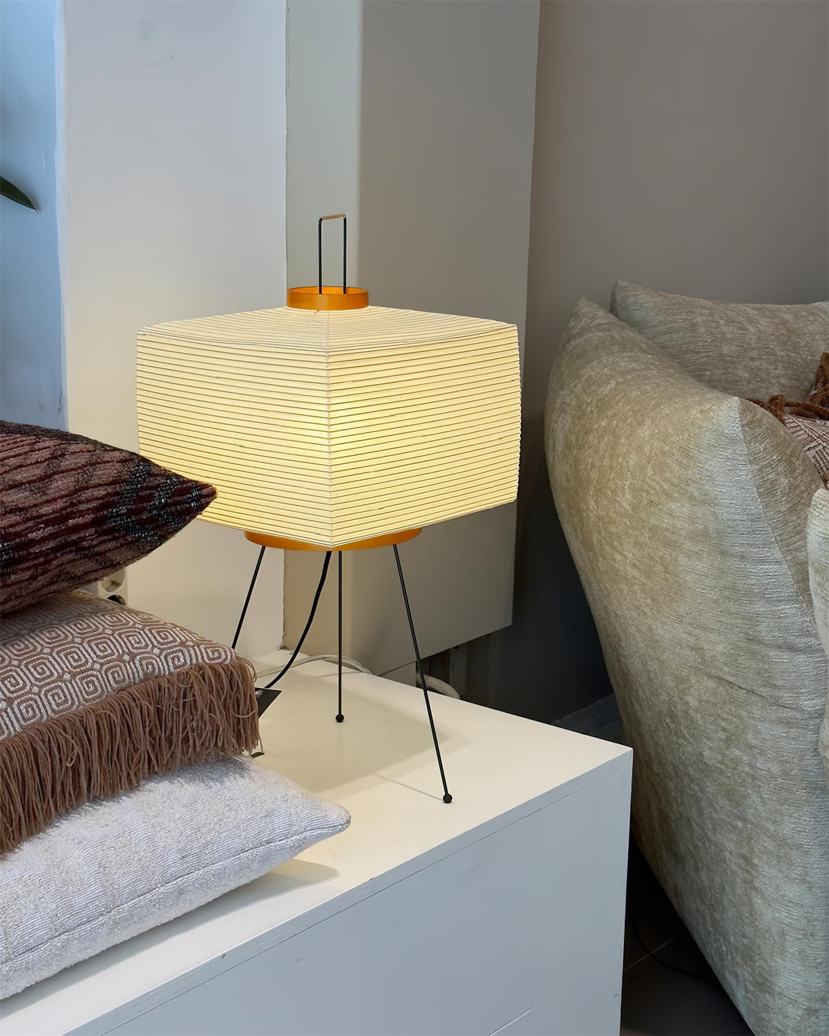 Rivalise Tischleuchte aus Naturpapier Kubus Dreibein Minimalistisch Wohnzimmer | Cielum