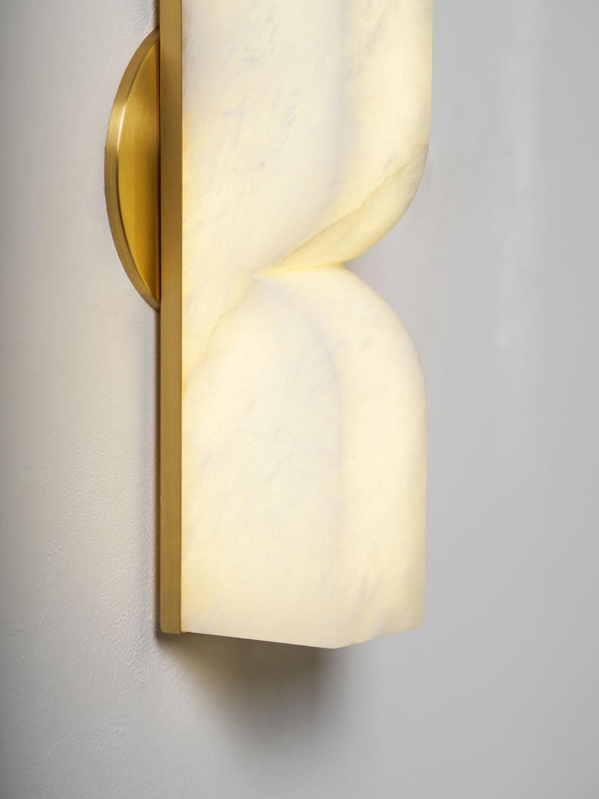 Lena Wandleuchte aus Alabaster mit Stecker