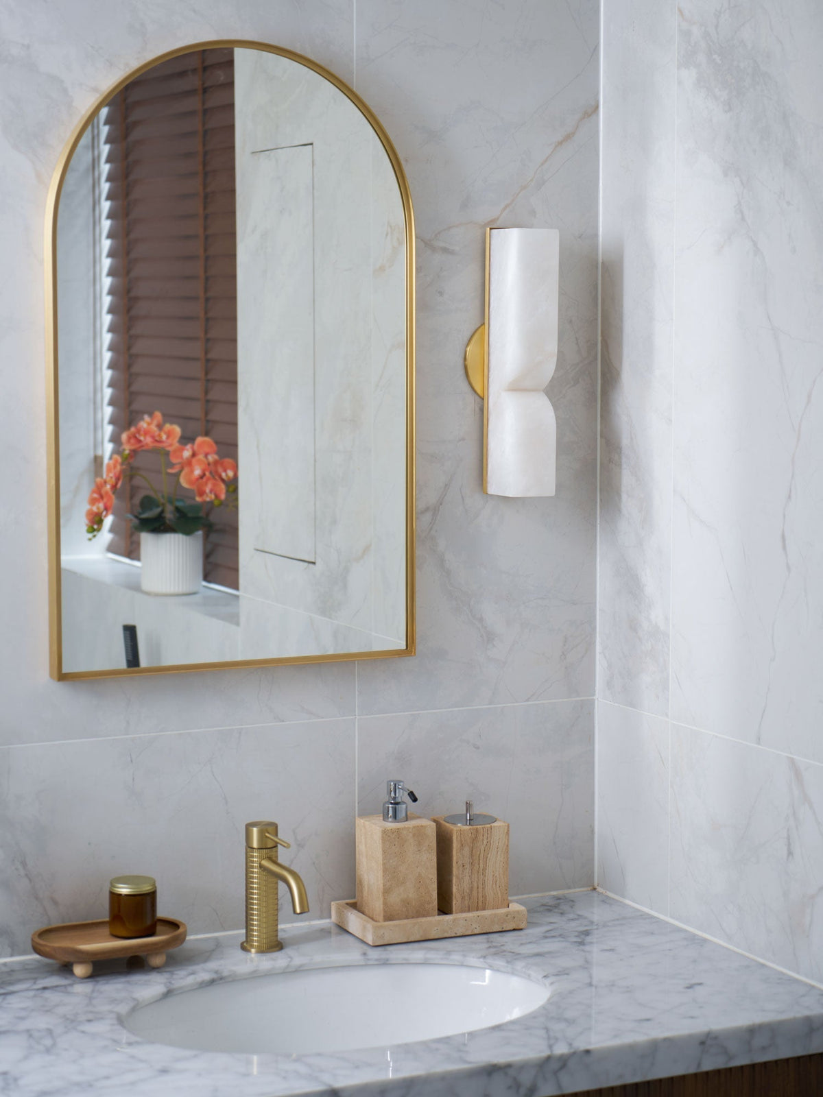 Lena Wandleuchte aus Alabaster mit Stecker