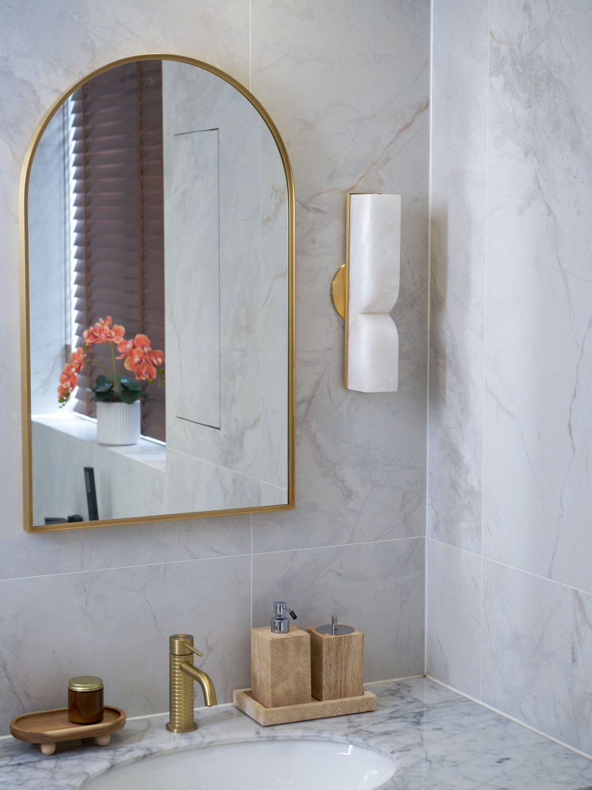 Lena Wandleuchte aus Alabaster mit Stecker