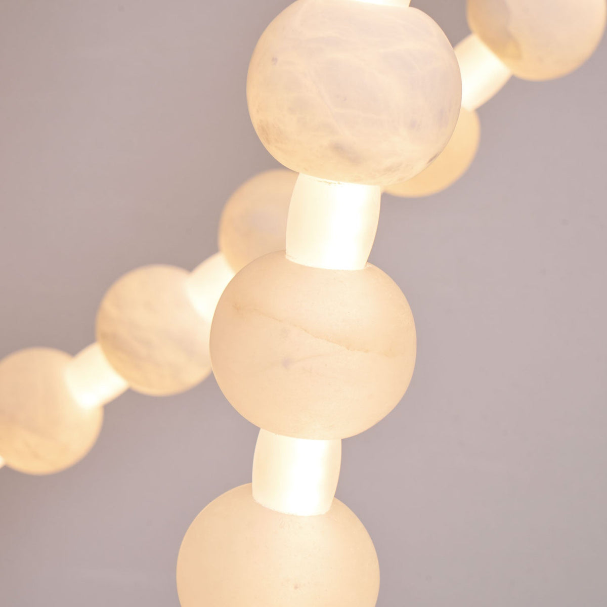 Grempt Kronleuchter aus Alabaster in Perlmutt mit Kieselsteinform