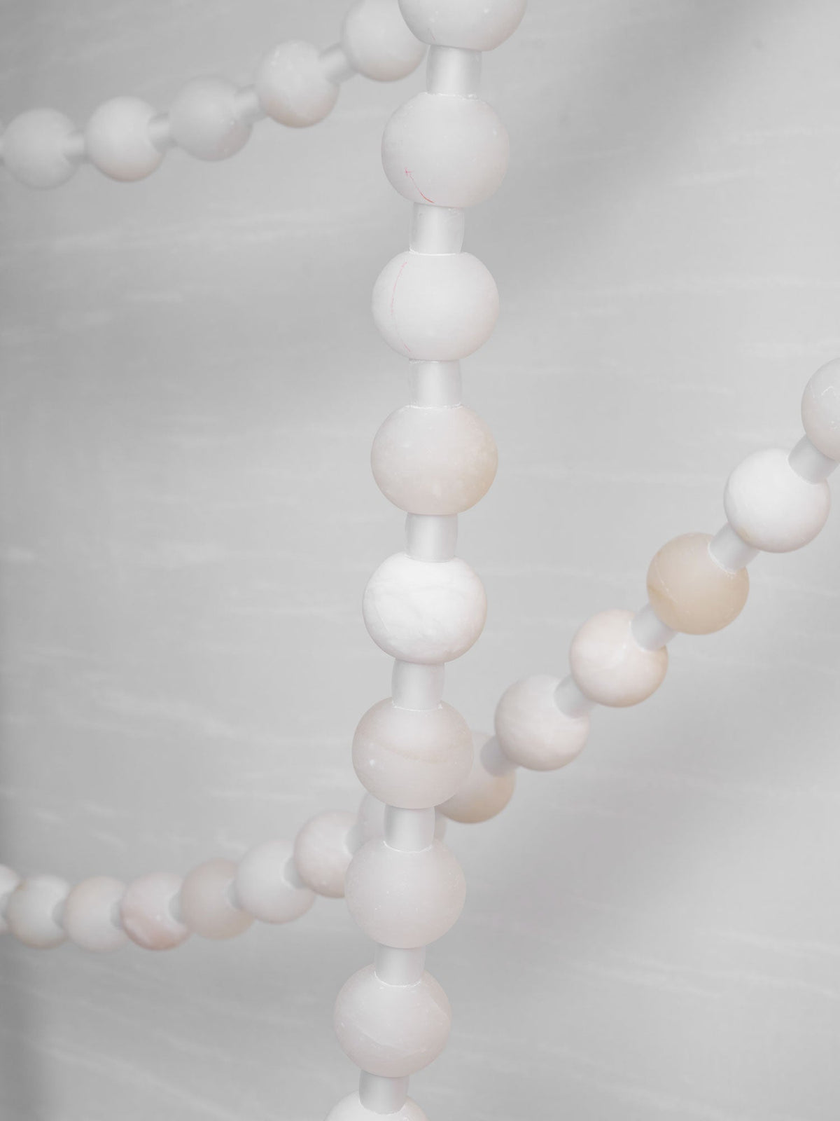 Grempt Kronleuchter aus Alabaster in Perlmutt mit Kieselsteinform