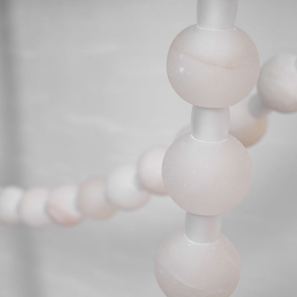 Grempt Kronleuchter aus Alabaster in Perlmutt mit Kieselsteinform