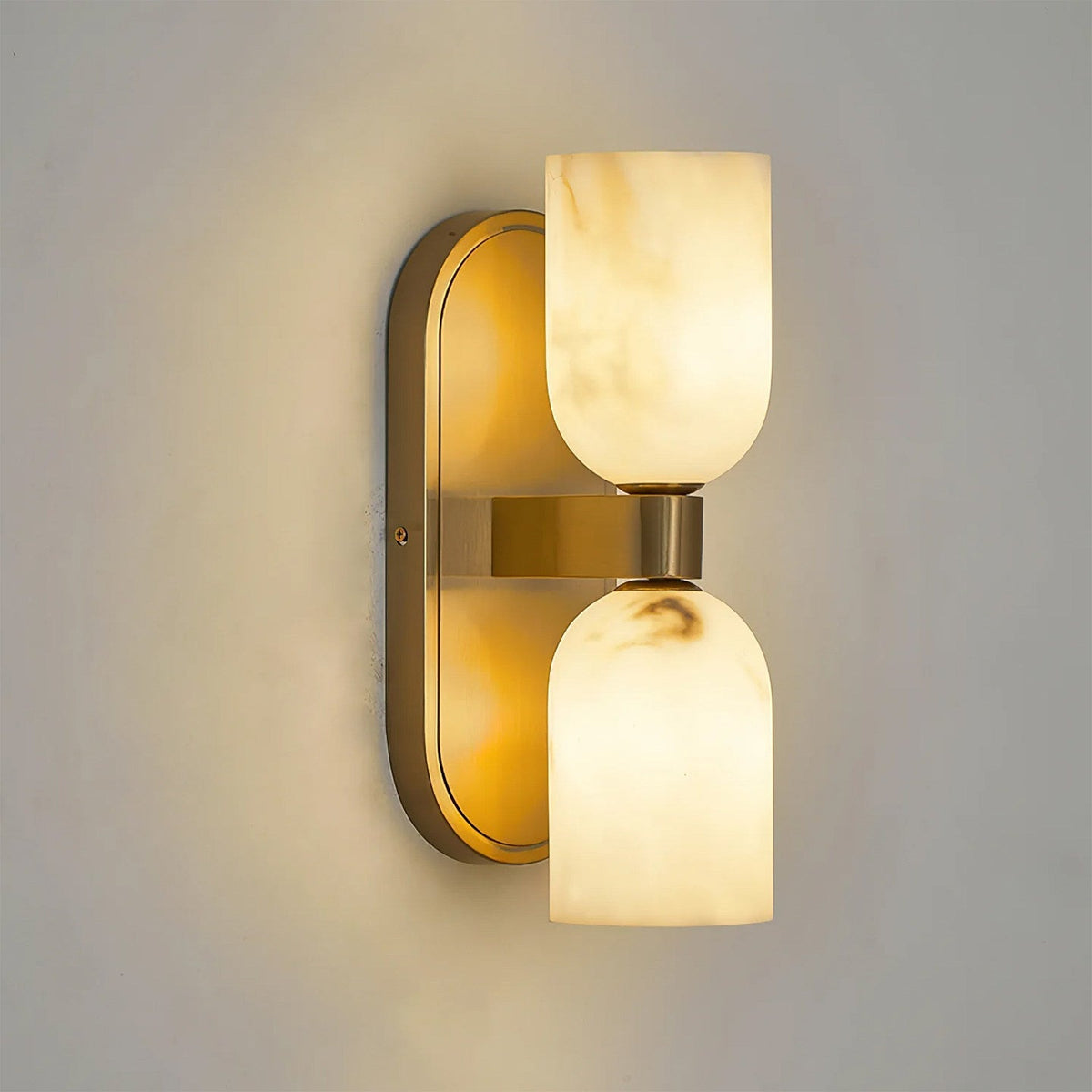 Alabaster Wandleuchte mit Licht nach oben und unten