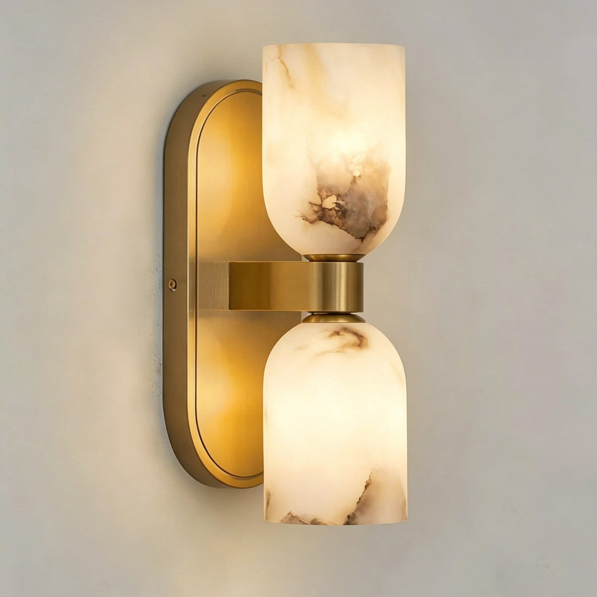 Alabaster Wandleuchte mit Licht nach oben und unten