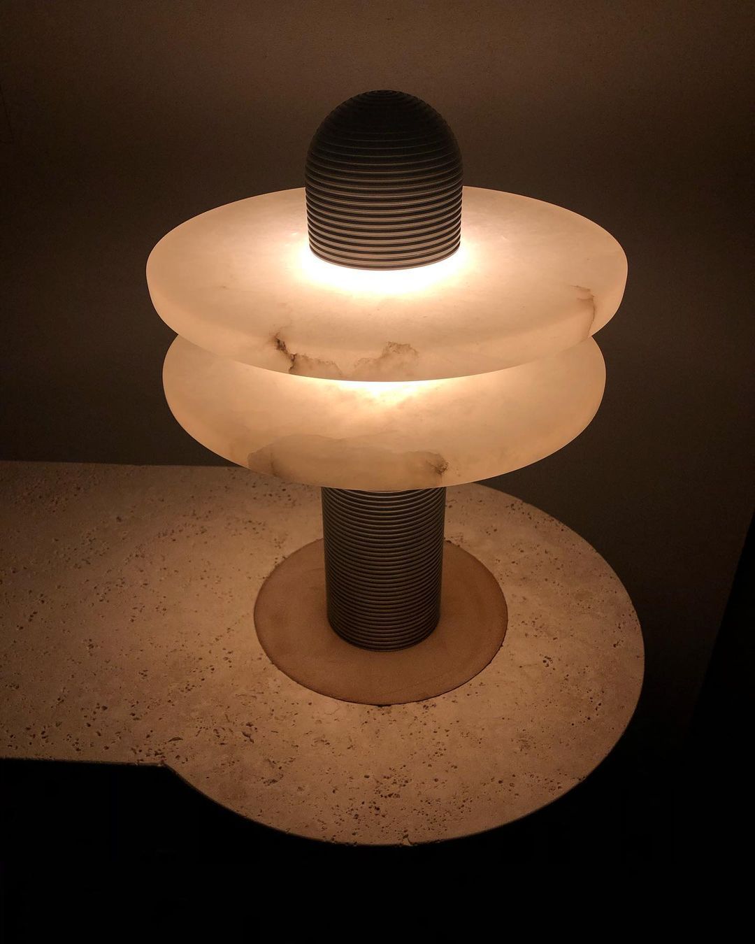Nerio zeitgenössische Alabaster-Tischleuchte
