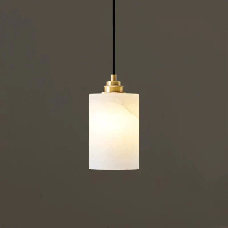Nivanian Kronleuchter aus Alabaster in Zylinderform mit Kieselsteinstruktur