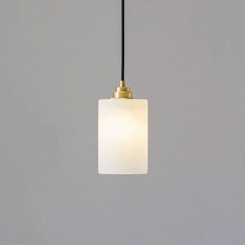 Nivanian Kronleuchter aus Alabaster in Zylinderform mit Kieselsteinstruktur