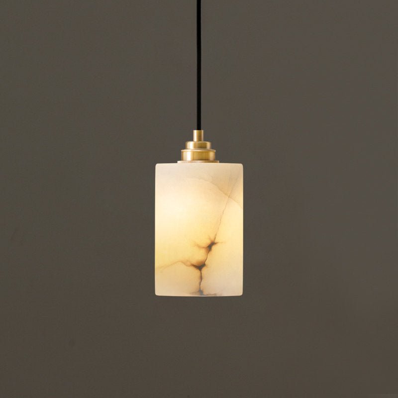 Nivanian Kronleuchter aus Alabaster in Zylinderform mit Kieselsteinstruktur