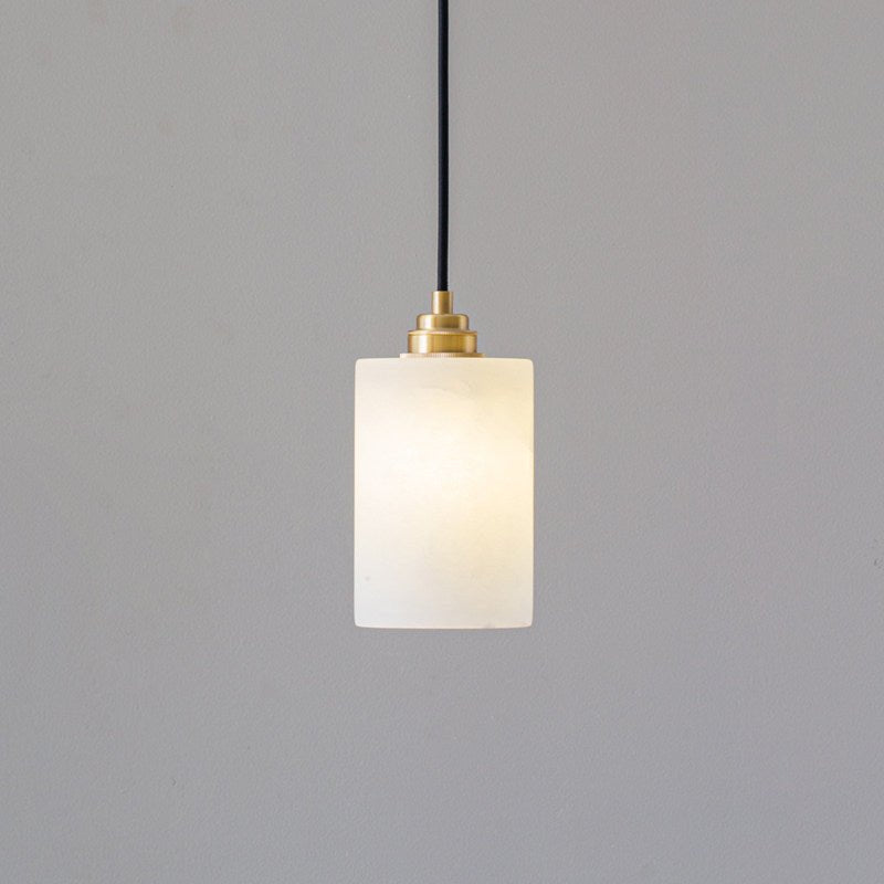 Nivanian Kronleuchter aus Alabaster in Zylinderform mit Kieselsteinstruktur