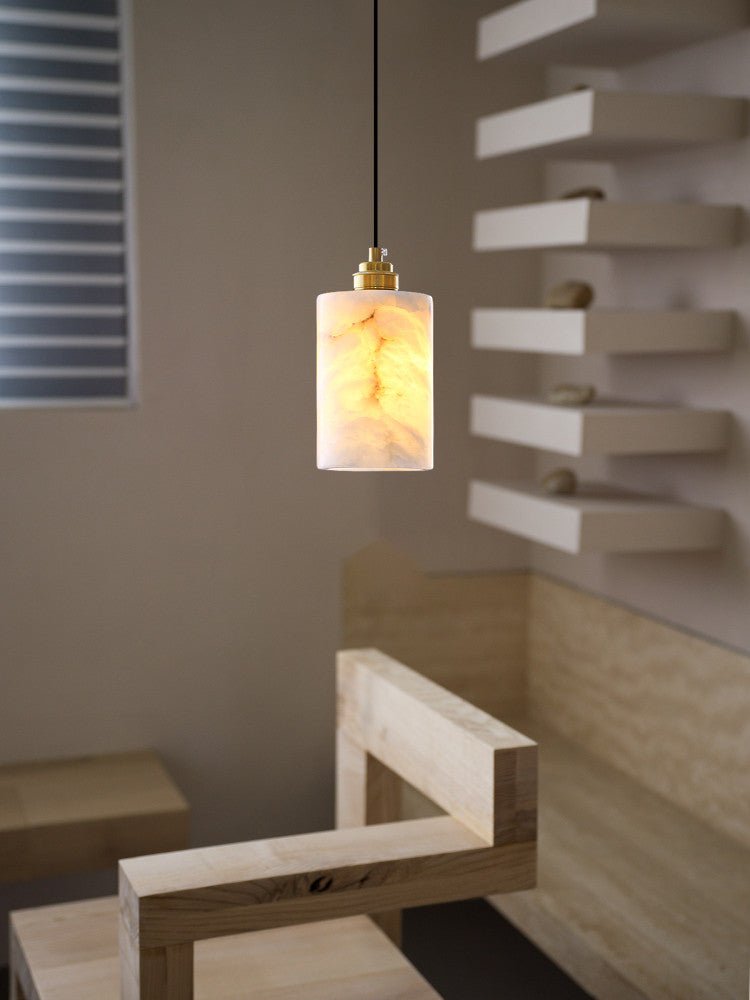 Nivanian Kronleuchter aus Alabaster in Zylinderform mit Kieselsteinstruktur