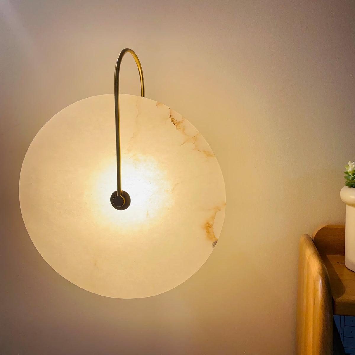 Albeenne Alabaster Kugel-Wandleuchte