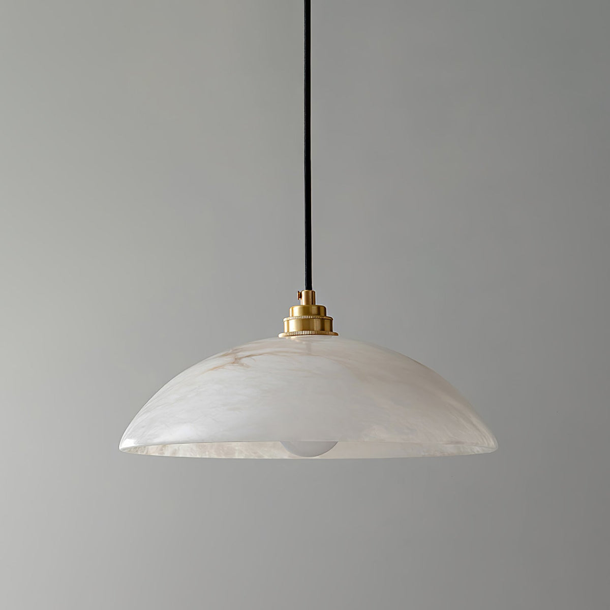 Delin Kuppel-Pendelleuchte aus Alabaster und Messing