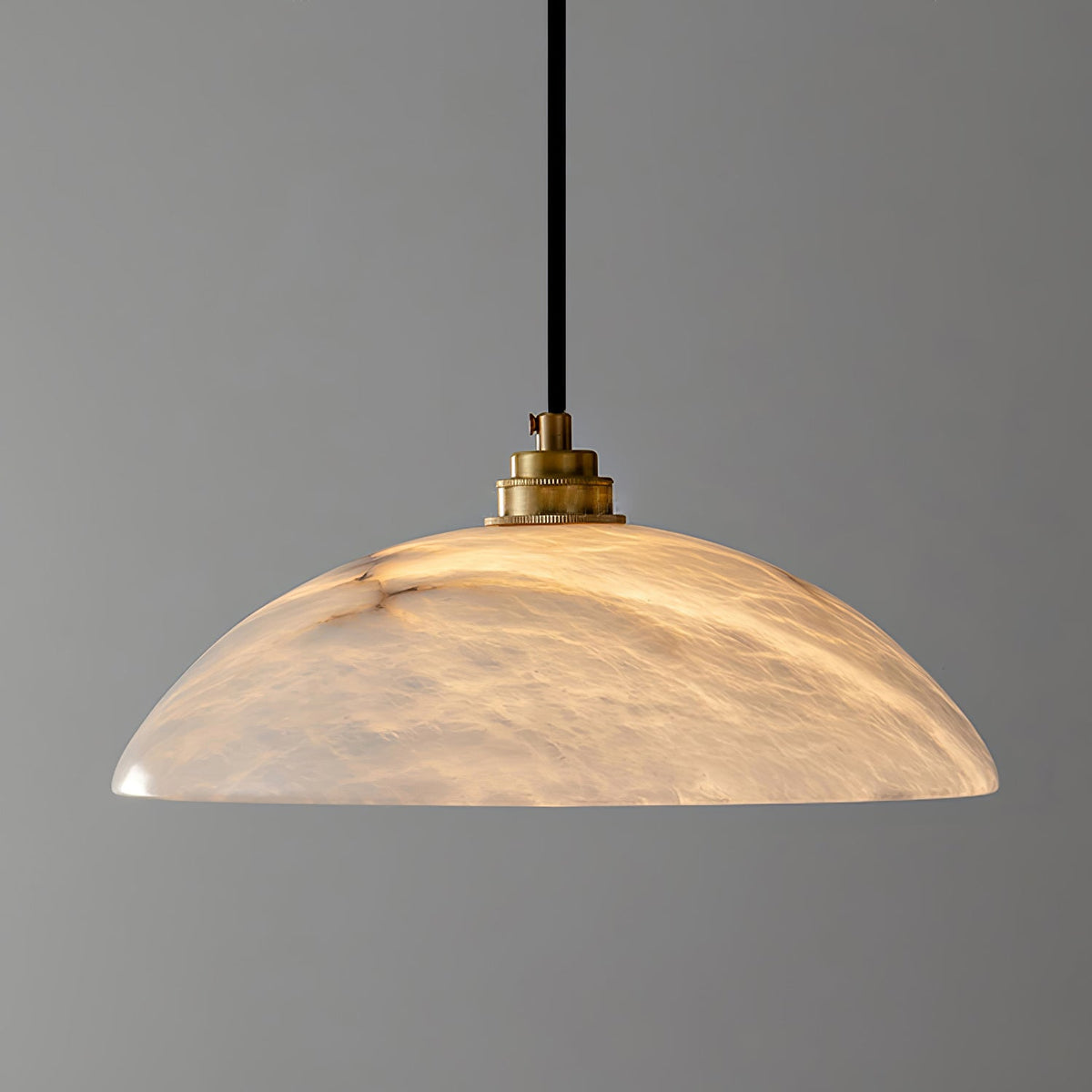 Delin Kuppel-Pendelleuchte aus Alabaster und Messing