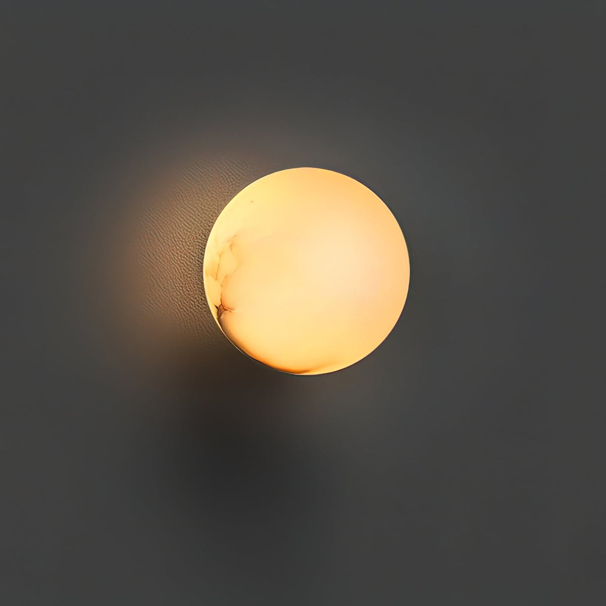 Lynq Mini-Kugel-Alabaster-Wandleuchte
