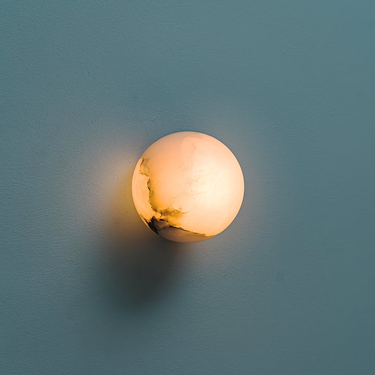 Lynq Mini-Kugel-Alabaster-Wandleuchte