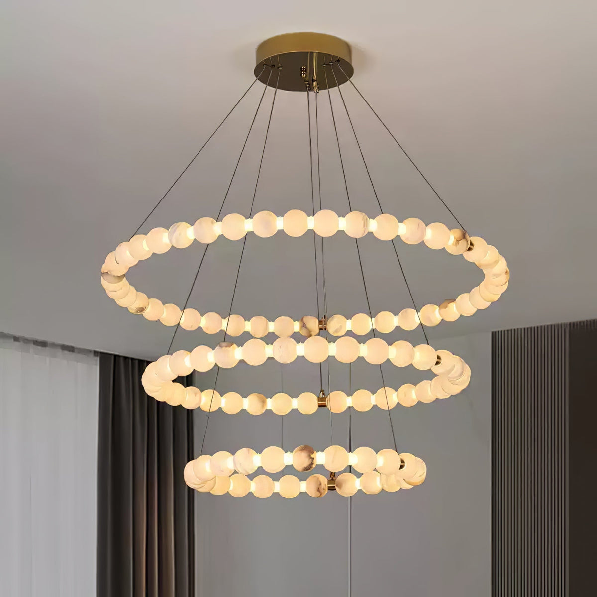Eirelian zeitgenössische Alabaster-Pendelleuchte in Kronleuchter-Form