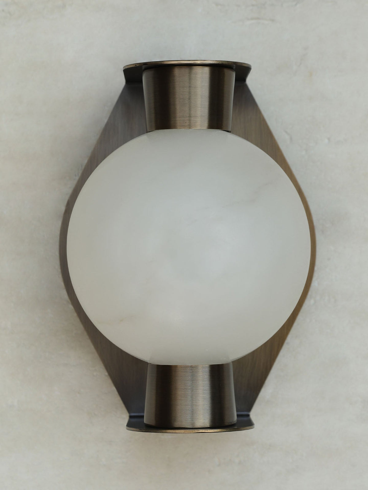 Caldrien Alabaster Orb Alabaster-Wandleuchte