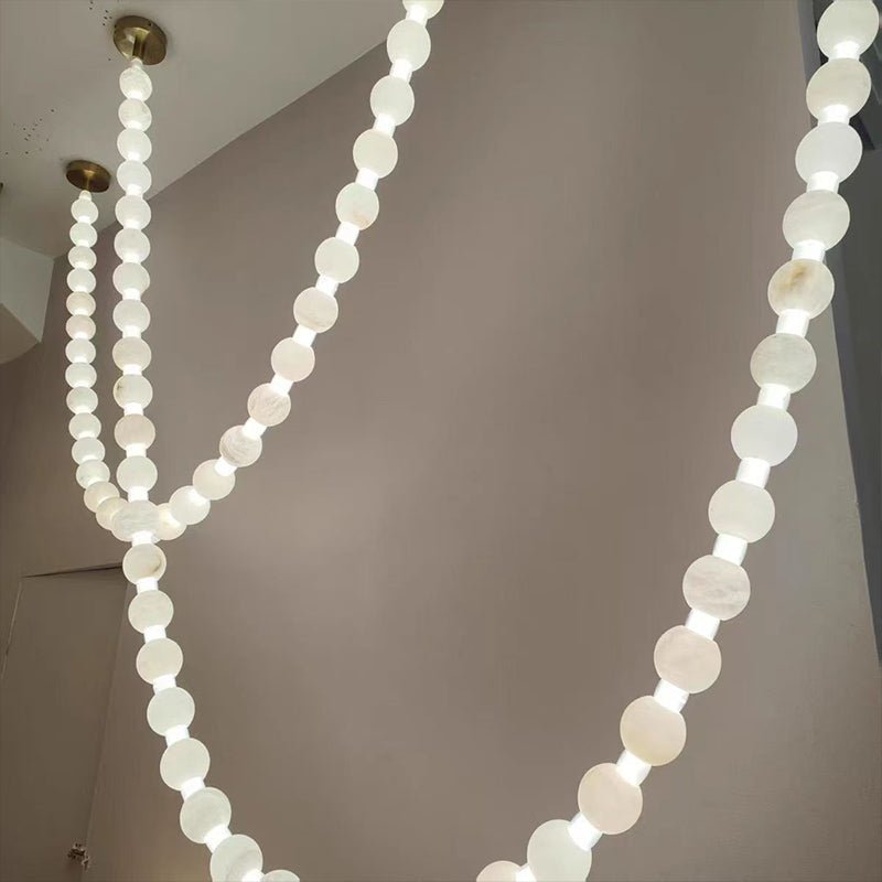 Grempt Kronleuchter aus Alabaster in Perlmutt mit Kieselsteinform