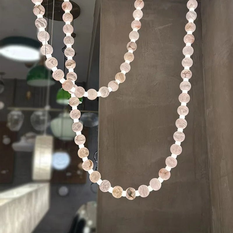 Grempt Kronleuchter aus Alabaster in Perlmutt mit Kieselsteinform