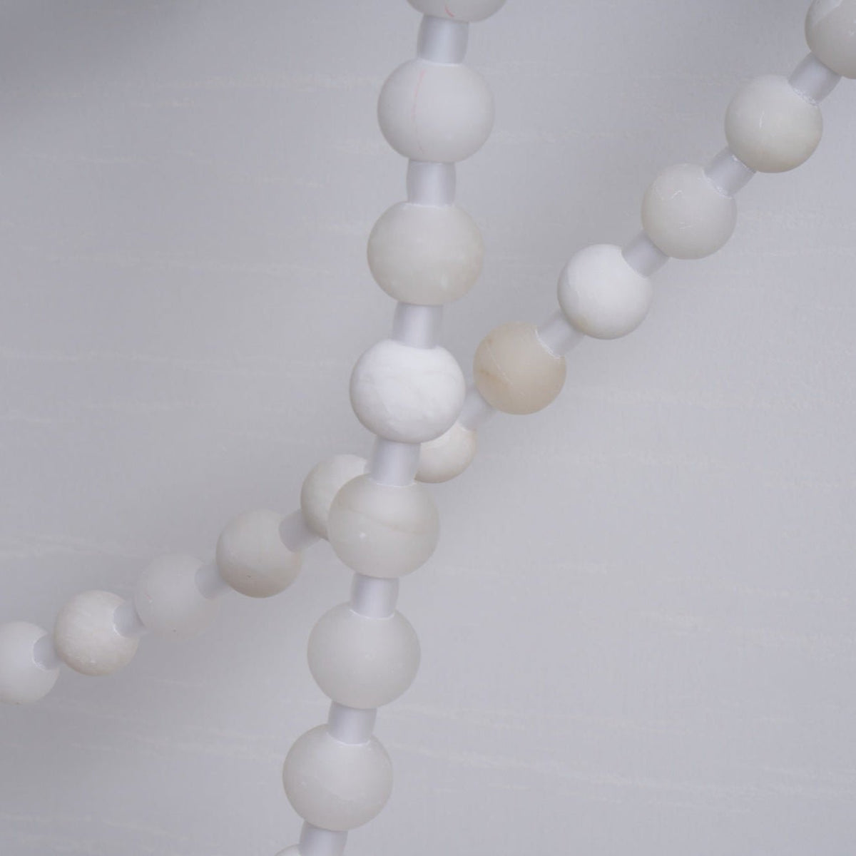Grempt Kronleuchter aus Alabaster in Perlmutt mit Kieselsteinform