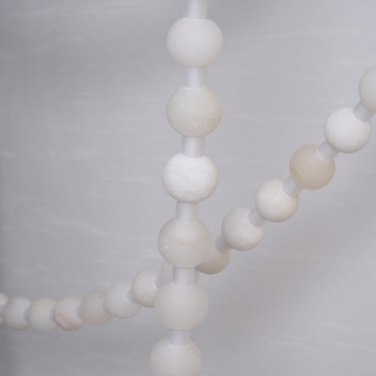Grempt Kronleuchter aus Alabaster in Perlmutt mit Kieselsteinform