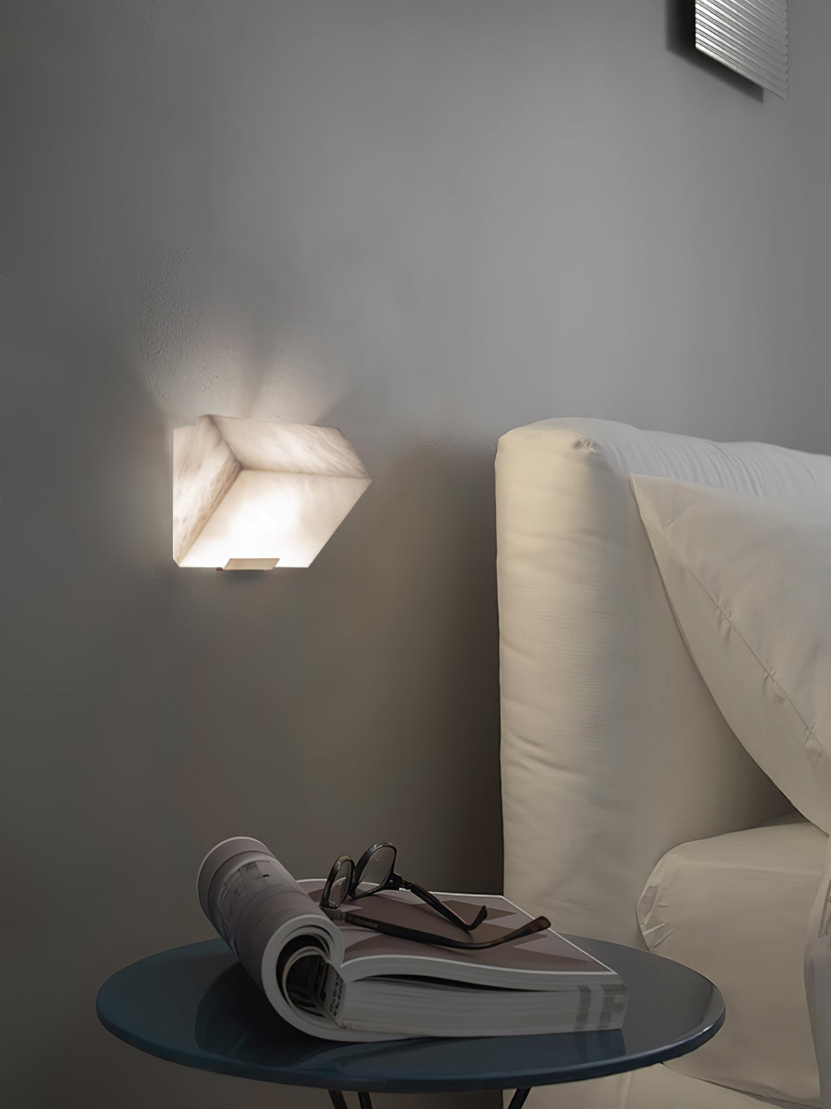 Niviella stufenförmige Alabaster-Wandleuchte mit Stecker