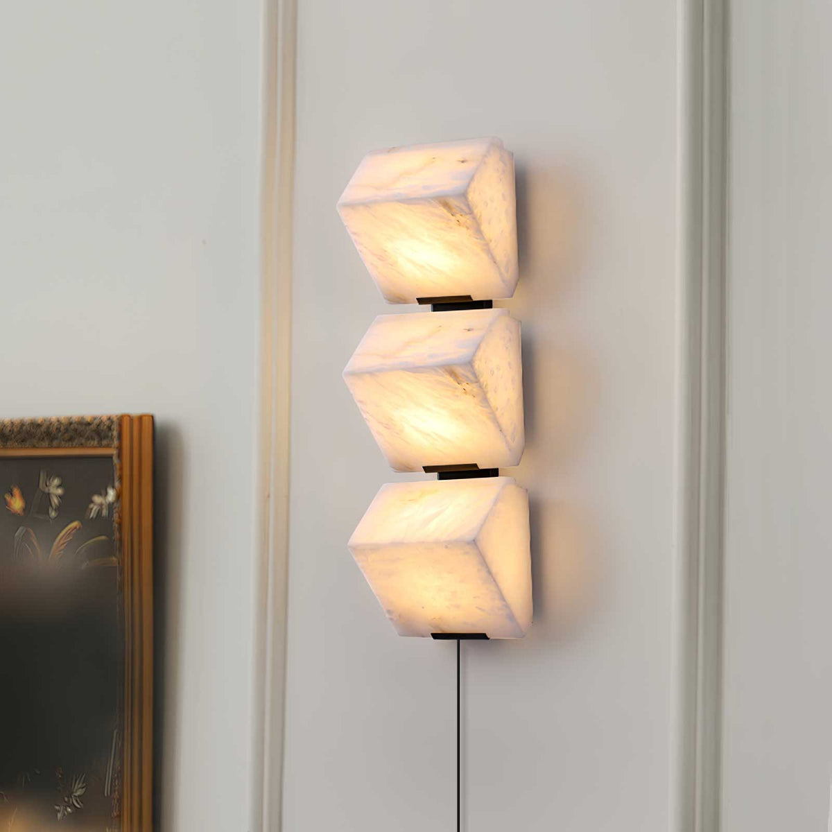 Niviella stufenförmige Alabaster-Wandleuchte mit Stecker