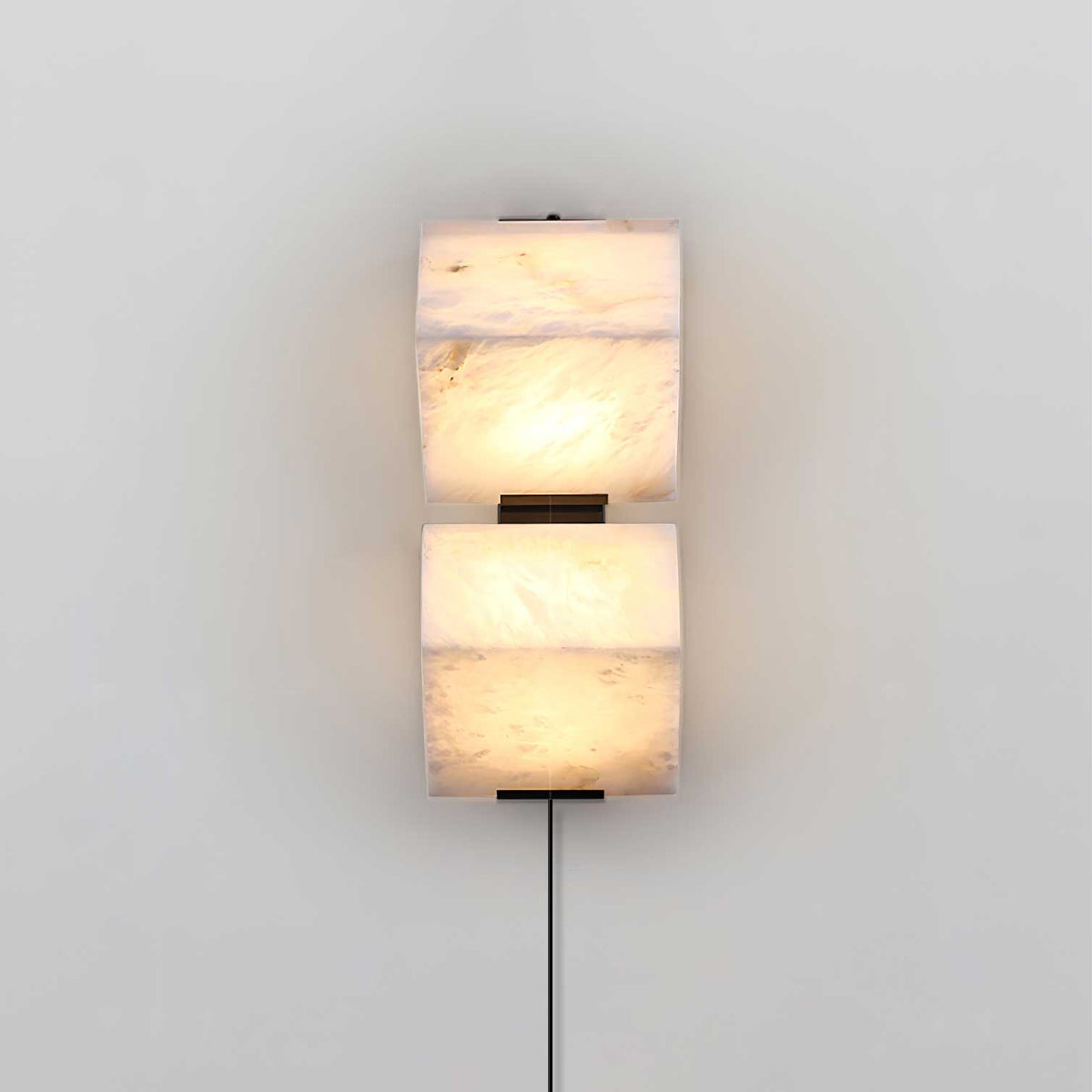 Niviella stufenförmige Alabaster-Wandleuchte mit Stecker