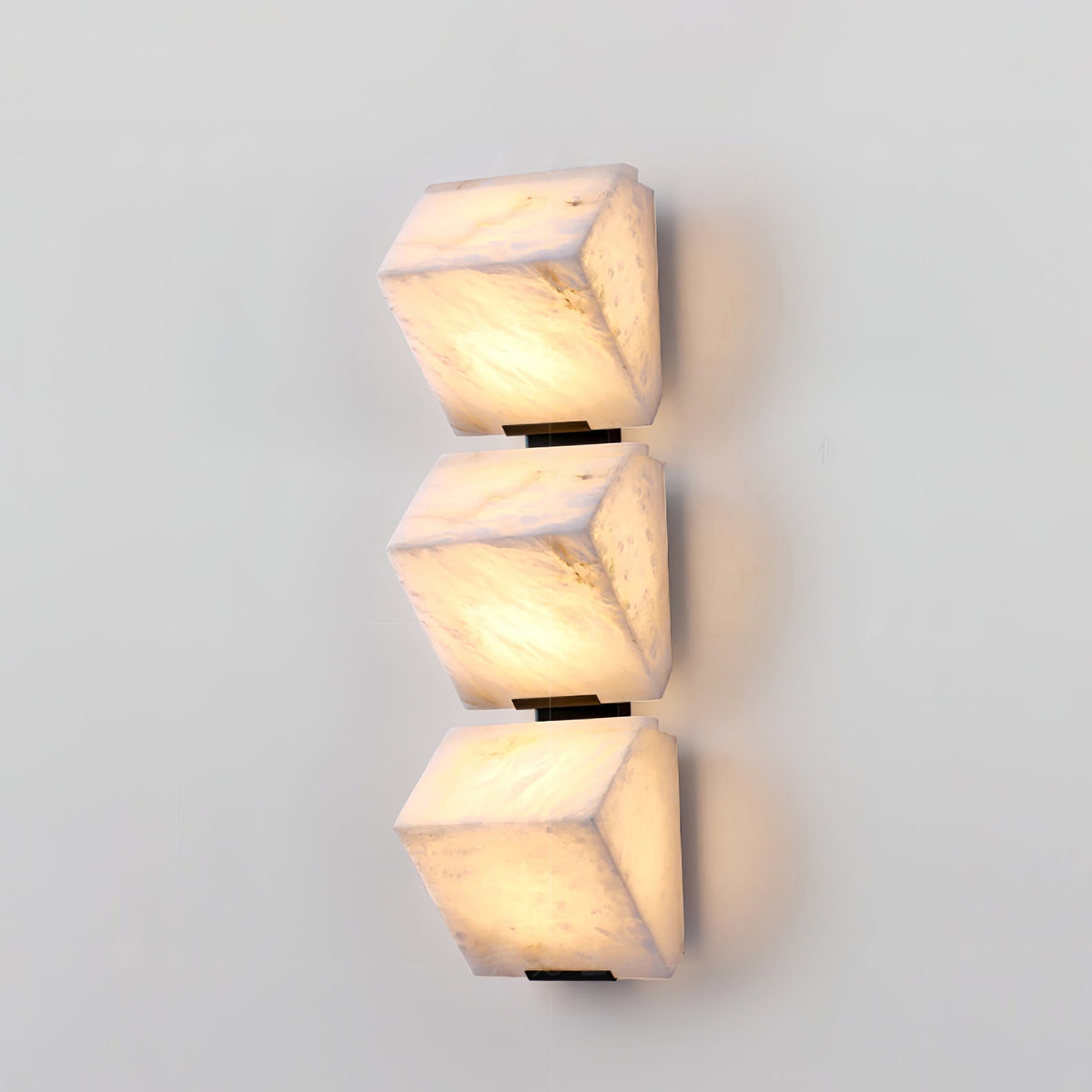 Niviella stufenförmige Alabaster-Wandleuchte mit Stecker