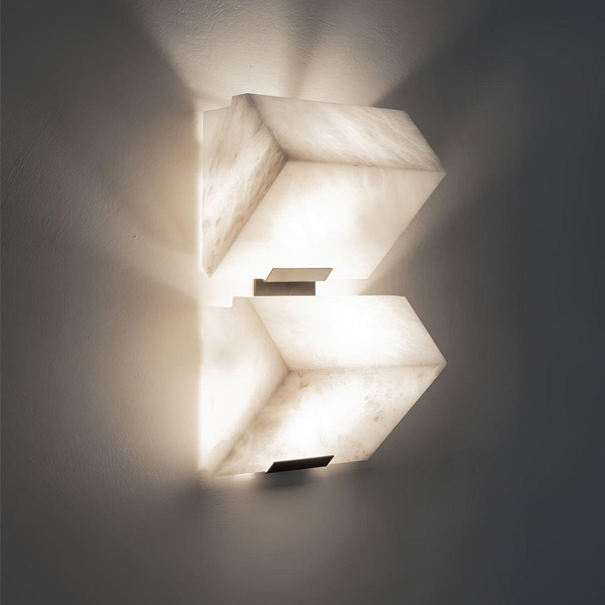 Niviella stufenförmige Alabaster-Wandleuchte mit Stecker