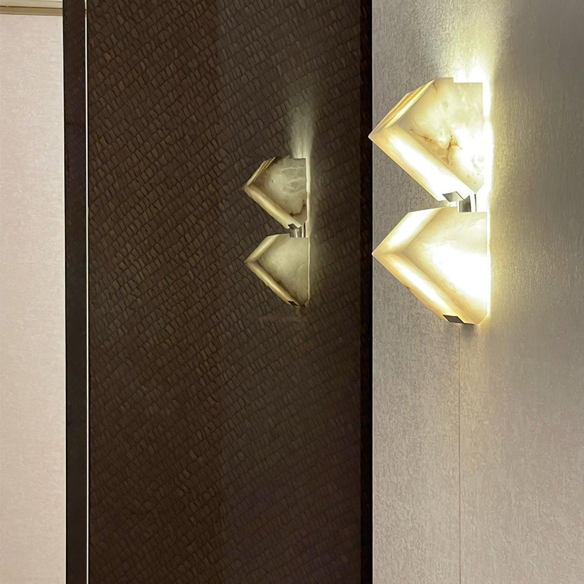 Niviella stufenförmige Alabaster-Wandleuchte mit Stecker