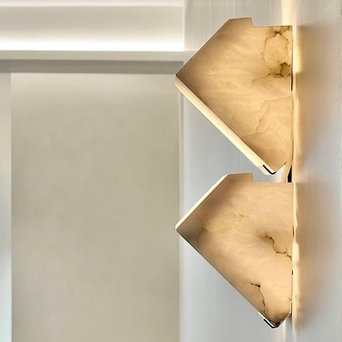 Niviella stufenförmige Alabaster-Wandleuchte mit Stecker