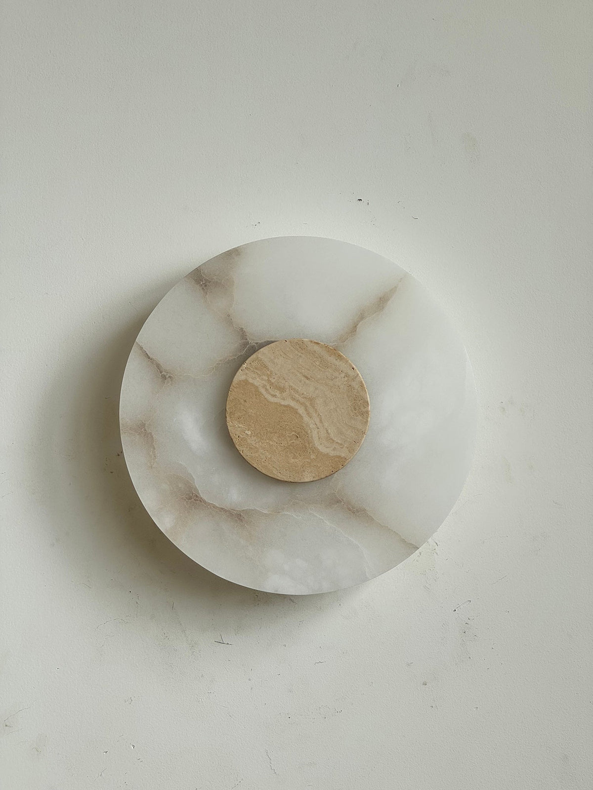 Rauduvyi zeitgenössische minimalistische Wandleuchte aus Alabaster