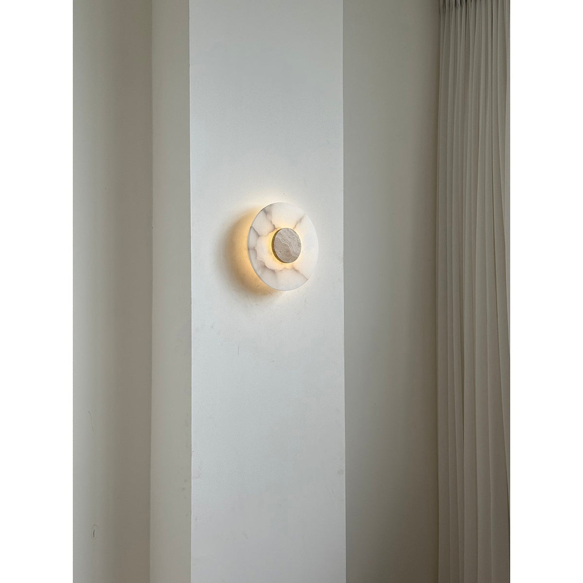 Rauduvyi zeitgenössische minimalistische Wandleuchte aus Alabaster
