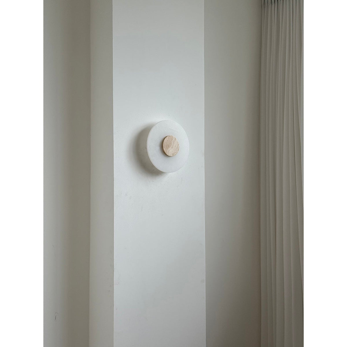 Rauduvyi zeitgenössische minimalistische Wandleuchte aus Alabaster