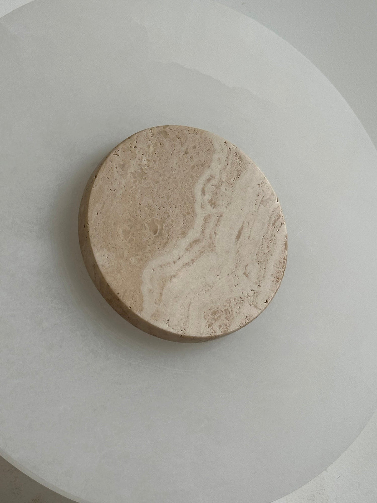 Rauduvyi zeitgenössische minimalistische Wandleuchte aus Alabaster