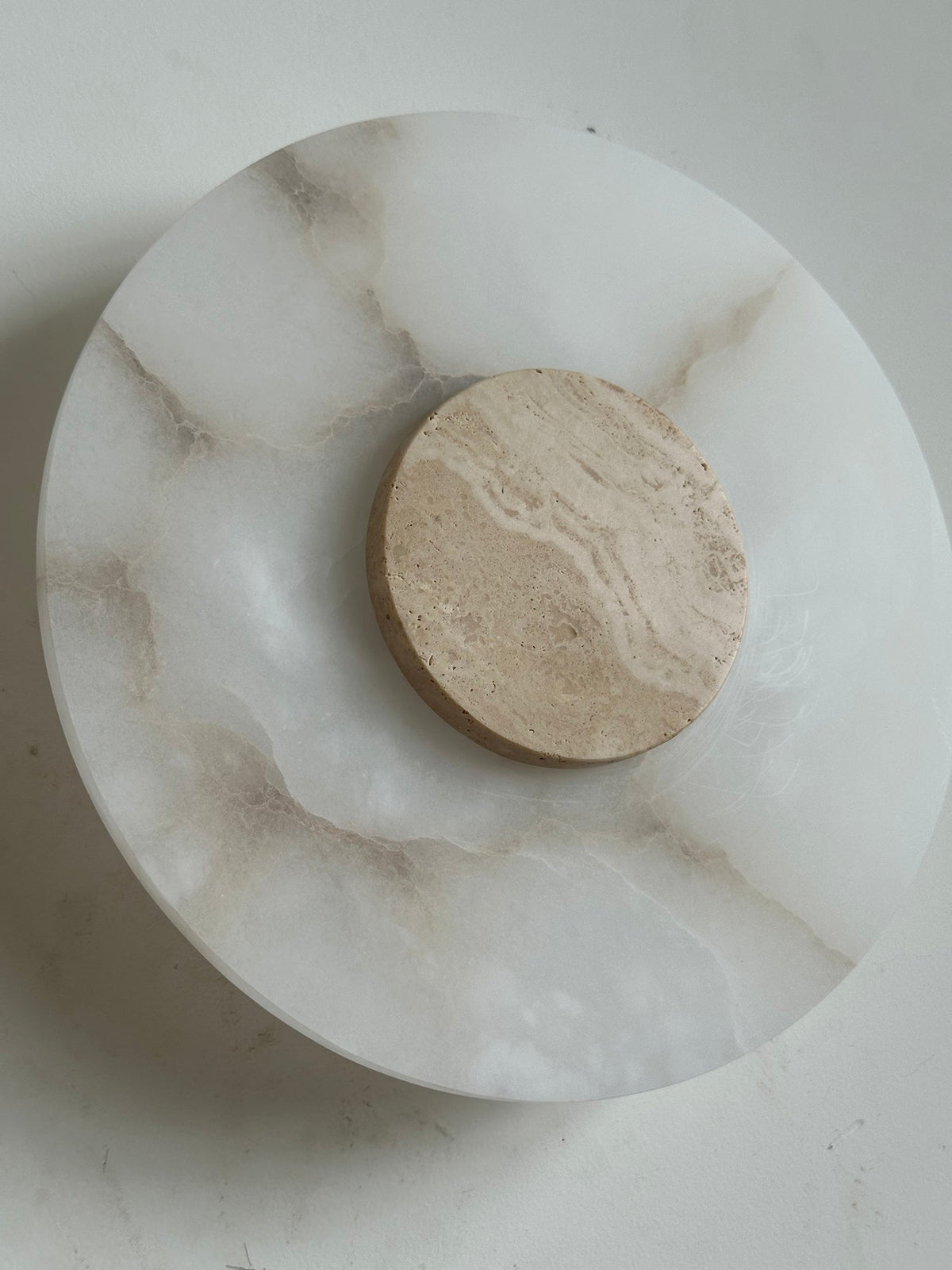 Rauduvyi zeitgenössische minimalistische Wandleuchte aus Alabaster