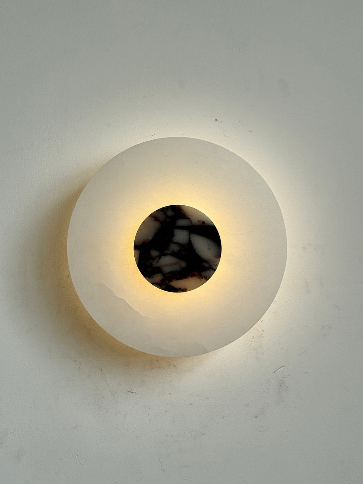 Rauduvyi zeitgenössische minimalistische Wandleuchte aus Alabaster